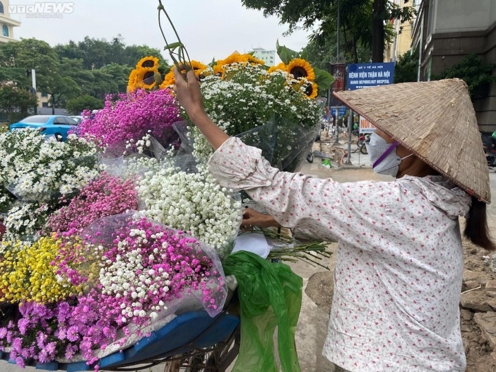 rong ruoi khap ha noi, ganh hang hoa ban duoc chuc trieu dong moi ngay dip 20 10 hinh anh 5