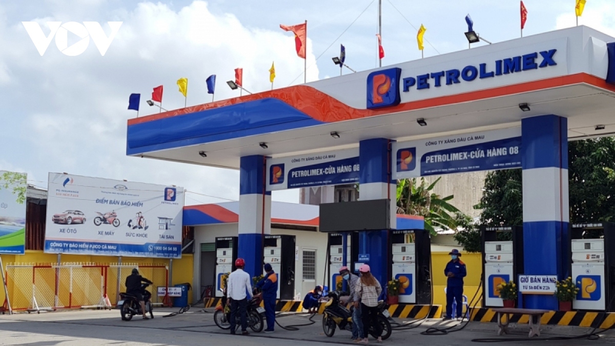 petrol prices fall to over a year record low of vnd21,000 litre picture 1