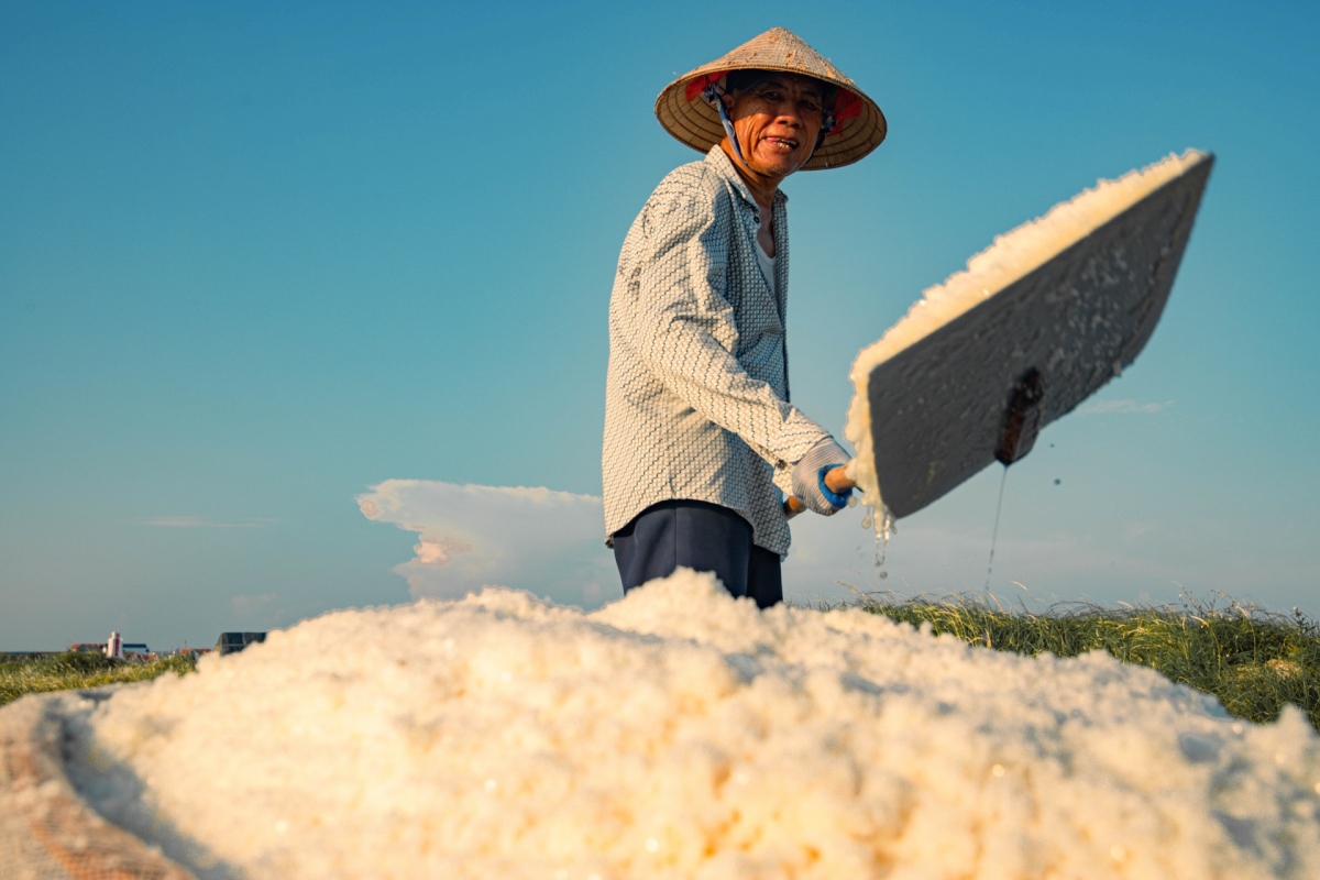 Nhọc nhằn trên cánh đồng muối lớn nhất miền Bắc