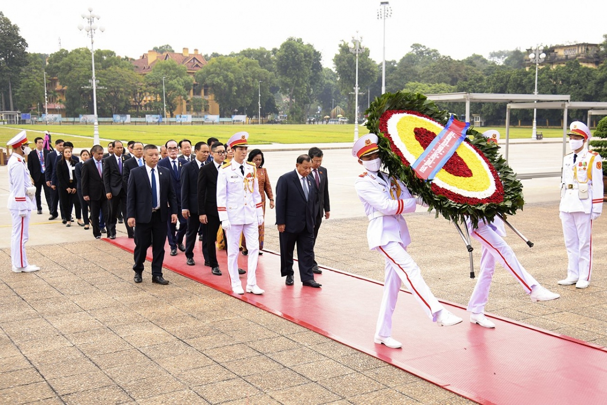cambodian senate president pays floral tributes to president ho chi minh picture 1