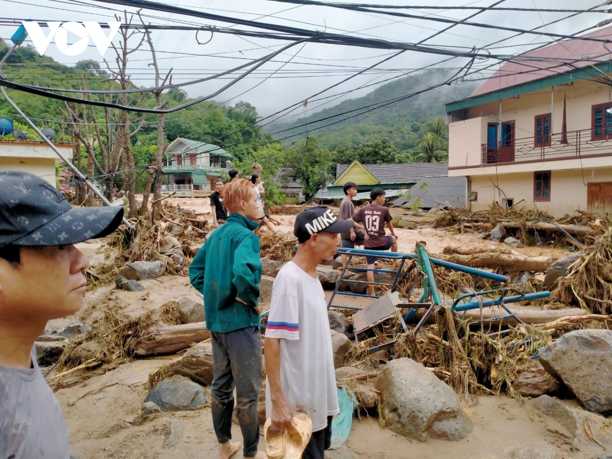 heavy rain, flooding kill 8 in central vietnam picture 1