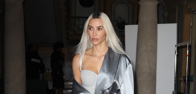 Kim Kardashian nhuộm tóc bạch kim, diện mốt khoe nội y nóng bỏng ra phố