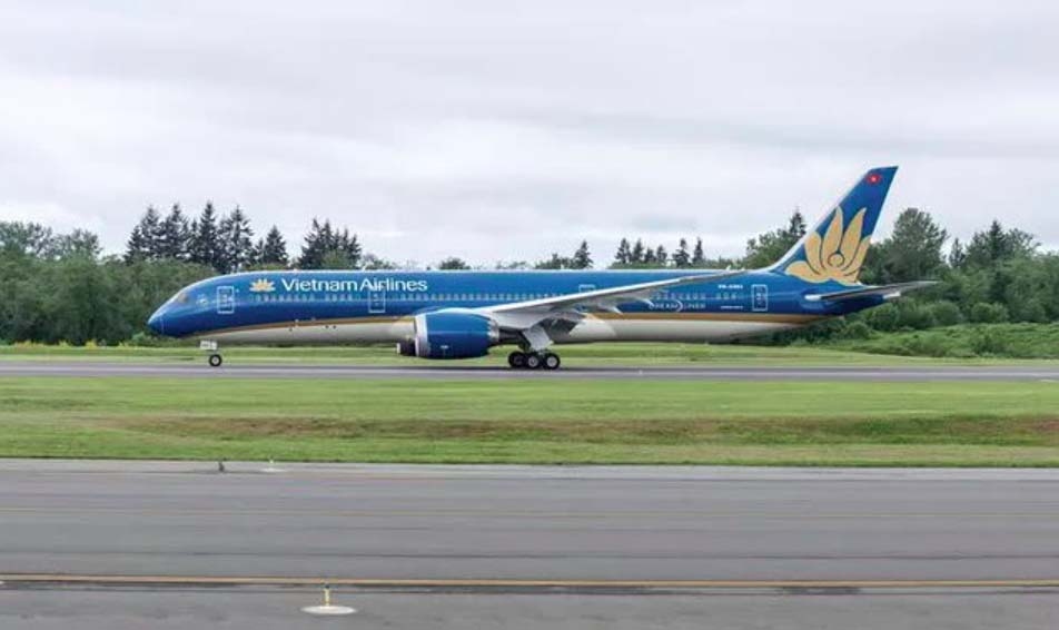 vietnam airlines flight makes emergency landing in azerbaijan picture 1