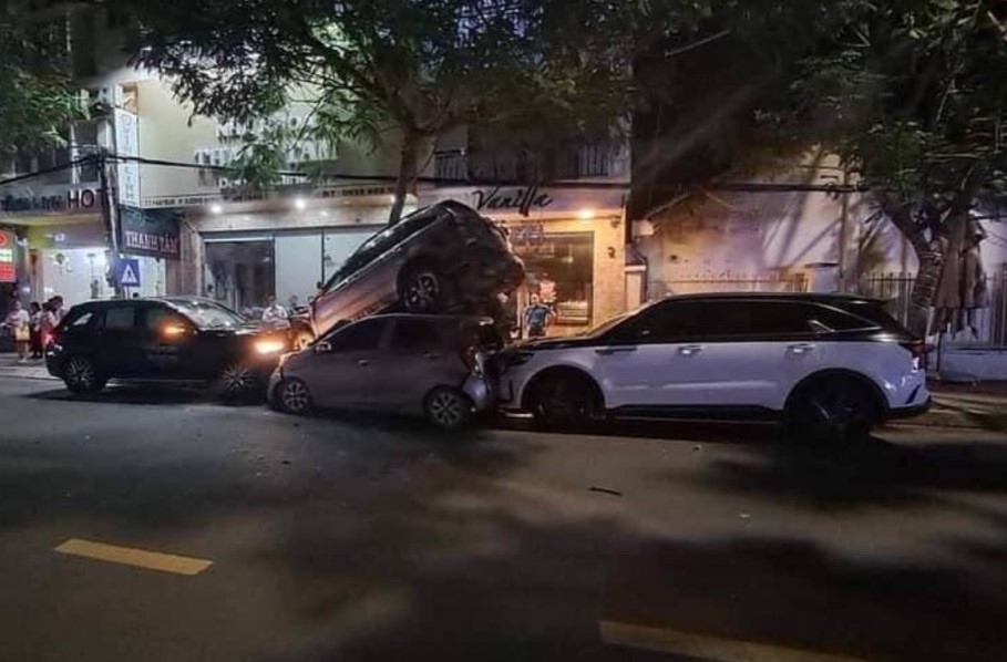 Truy tìm lái xe ô tô tông chồng lên nhau ở Nha Trang