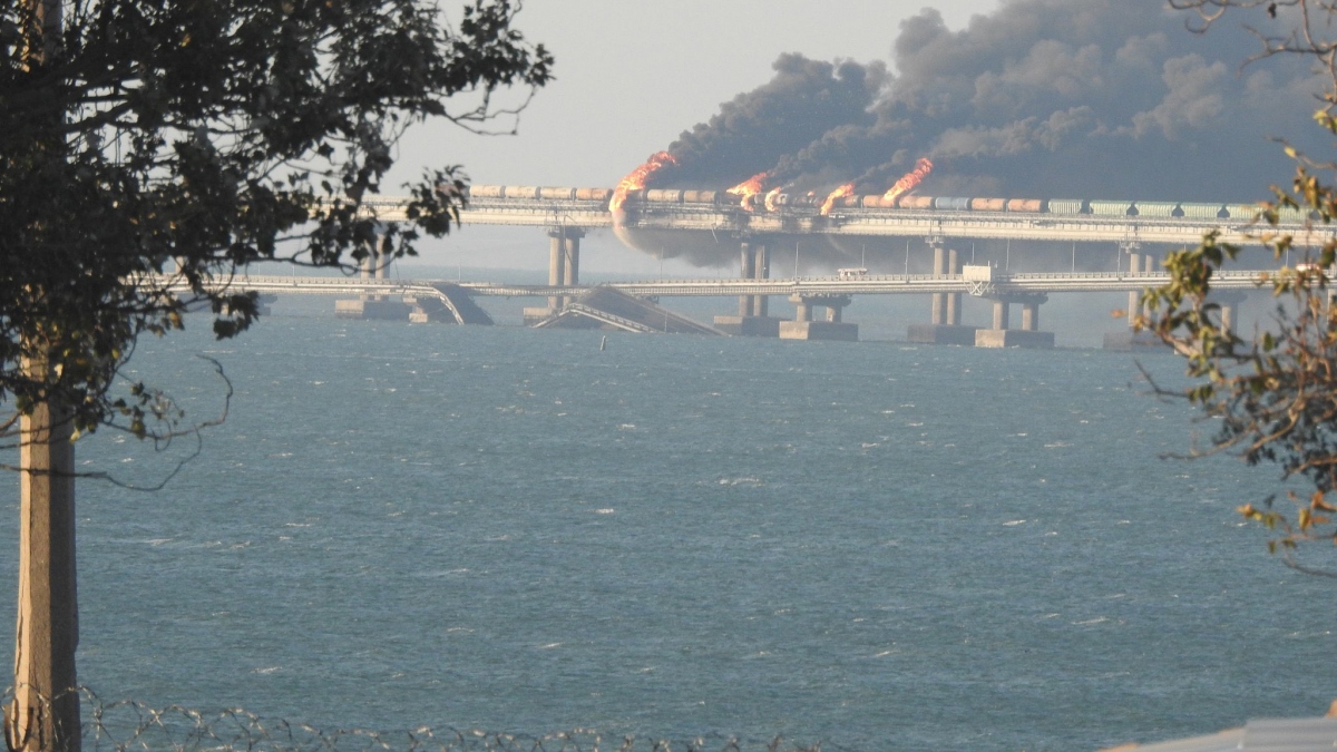 Hình ảnh cầu Crimea bốc cháy ngùn ngụt và bị sụp xuống một phần