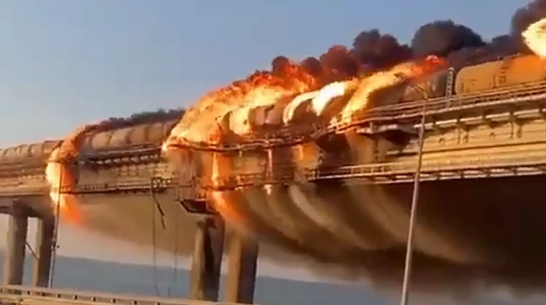 Hình ảnh cầu Crimea bốc cháy ngùn ngụt và bị sụp xuống một phần