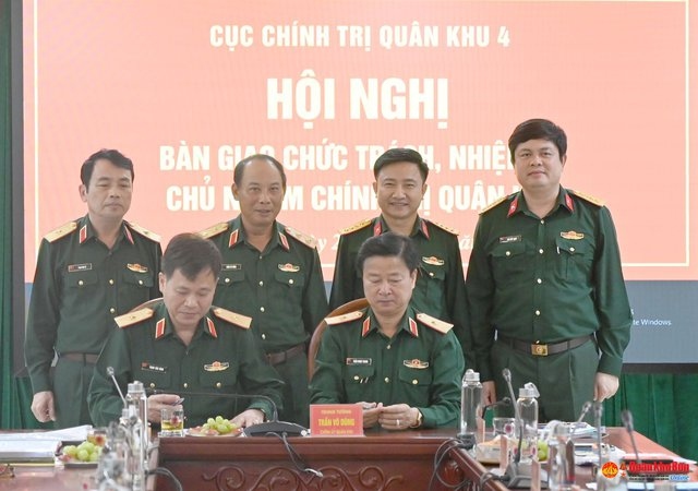 Thiếu tướng Trịnh Văn Hùng làm Chủ nhiệm Chính trị Quân khu 4