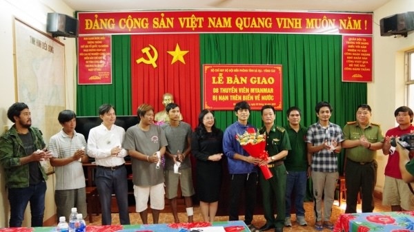 ba ria-vung tau hands over rescued sailors to myanmar picture 1