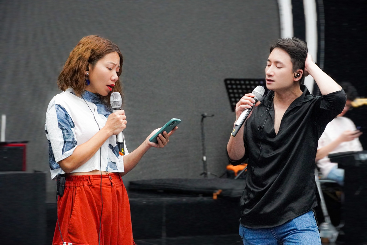 Phan Mạnh Quỳnh thấy áp lực khi hát cùng Diva Hà Trần