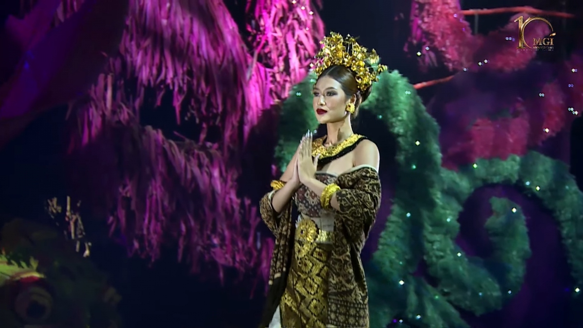 miss grand vietnam impresses foreign fans in balinese costume competition picture 1