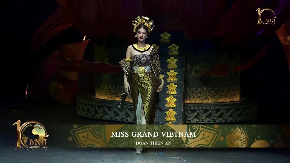 miss grand vietnam impresses foreign fans in balinese costume competition picture 6