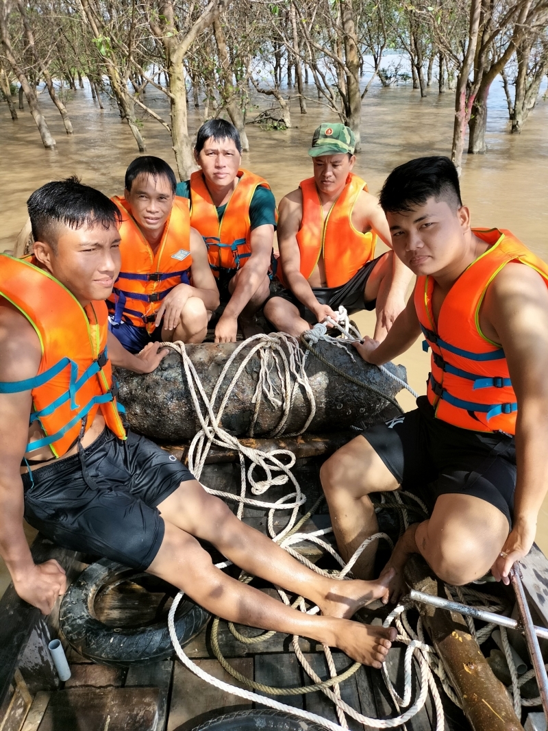 Bom nặng hơn 350 kg còn nguyên ngòi nổ ở Trà Vinh