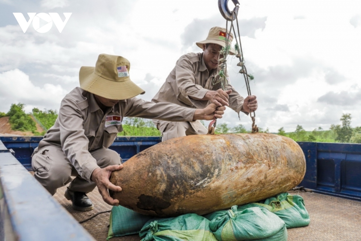 war-time bombs found in residential area of quang tri province picture 1