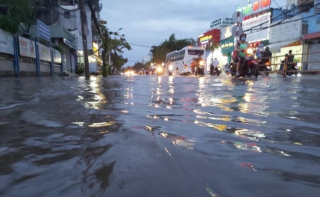 high tides leave downtown can tho submerged in flooding picture 10