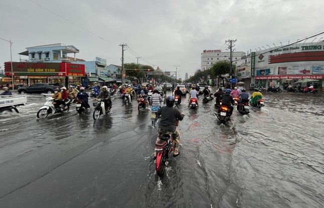 high tides leave downtown can tho submerged in flooding picture 2