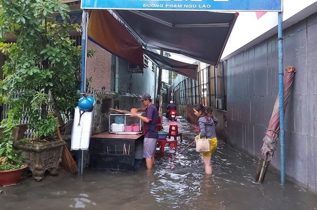 high tides leave downtown can tho submerged in flooding picture 9