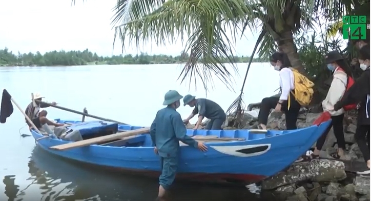 Người dân và học sinh gặp khó khi không có phà qua sông