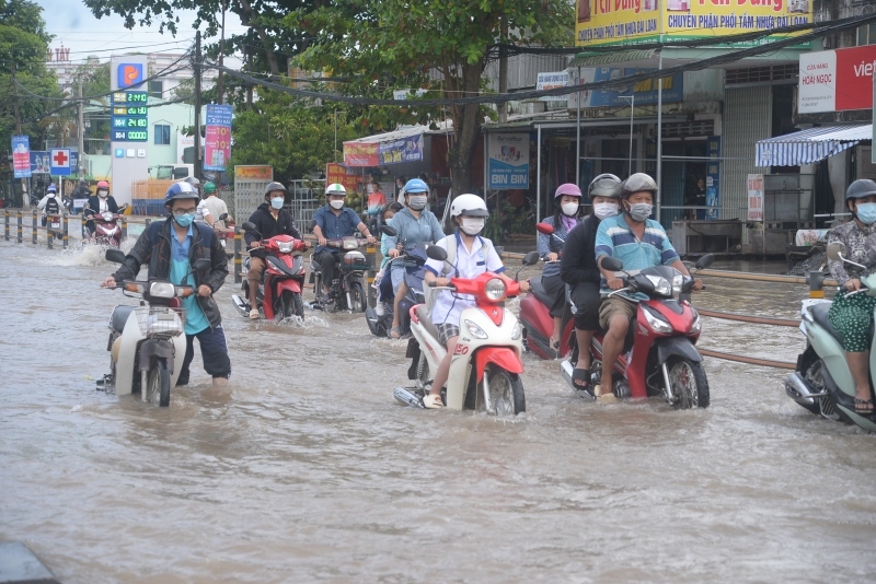 Người dân Cần Thơ chật vật đưa con đến trường ngày triều cường vượt báo động III