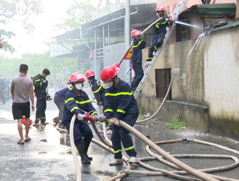 Cháy cửa hàng tạp hóa lúc rạng sáng, chủ cửa hàng kịp thoát nạn