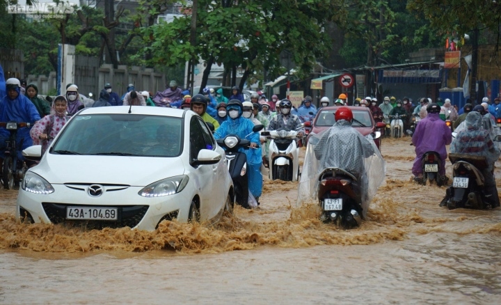 life in da nang turned upside down amid heavy downpour picture 2