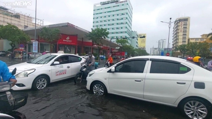 life in da nang turned upside down amid heavy downpour picture 3