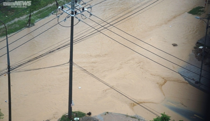 life in da nang turned upside down amid heavy downpour picture 5