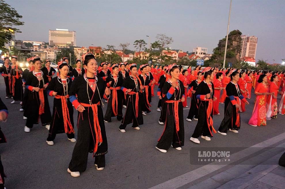 quang ninh sets record for most women joining folk dance in 2022 picture 3