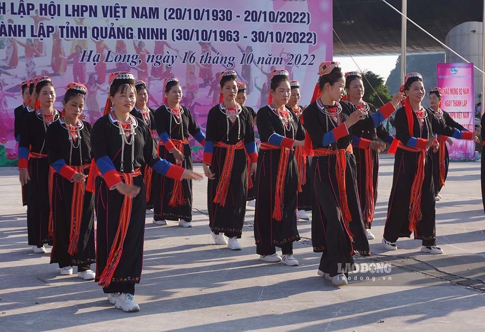 quang ninh sets record for most women joining folk dance in 2022 picture 6