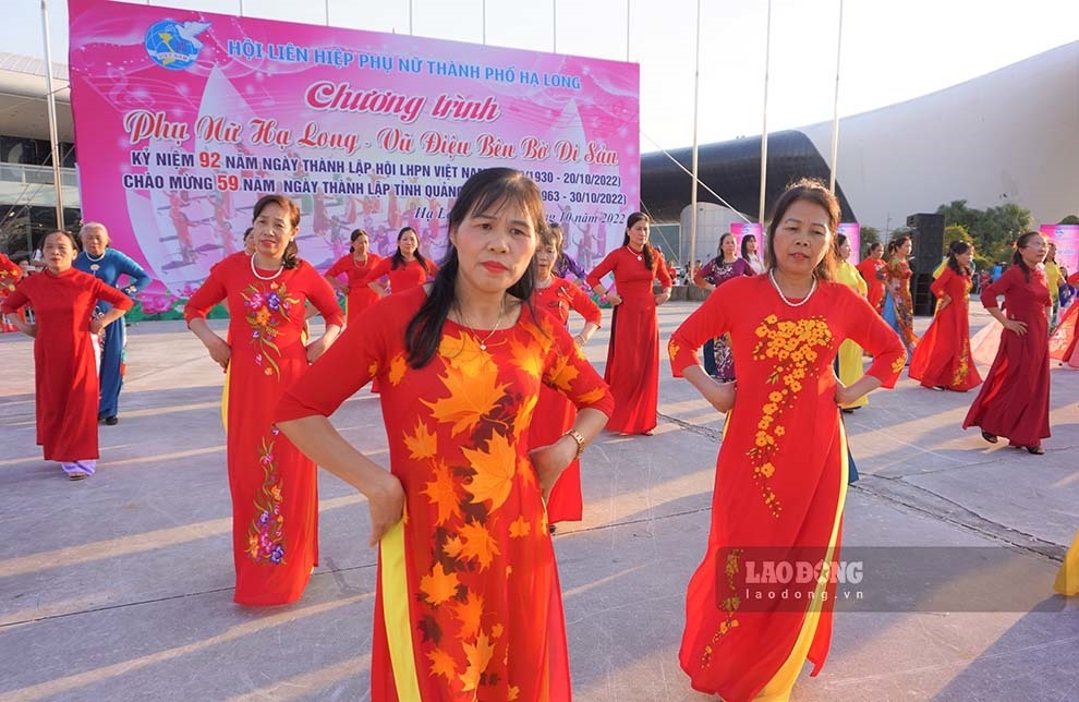 quang ninh sets record for most women joining folk dance in 2022 picture 8
