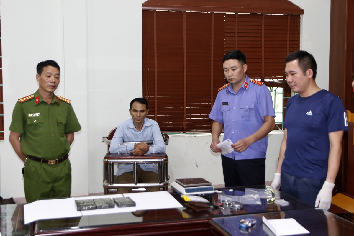 Đang giao dịch 3 bánh heroin thì bị bắt