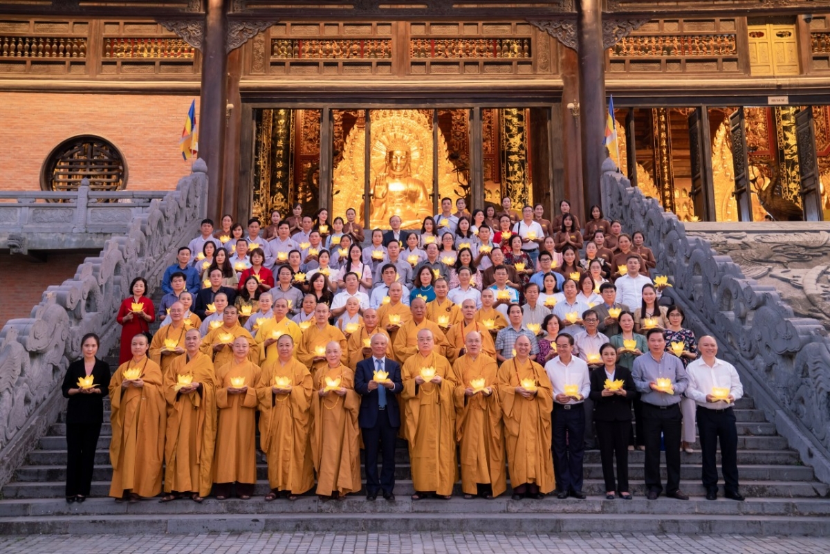 lan toa nhung gia tri cua hoa binh hinh anh 2