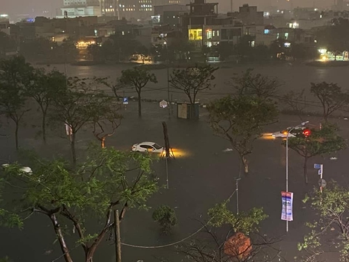 central vietnam inundated after hours of torrential rain picture 12