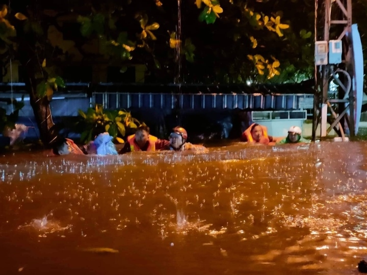 central vietnam inundated after hours of torrential rain picture 10