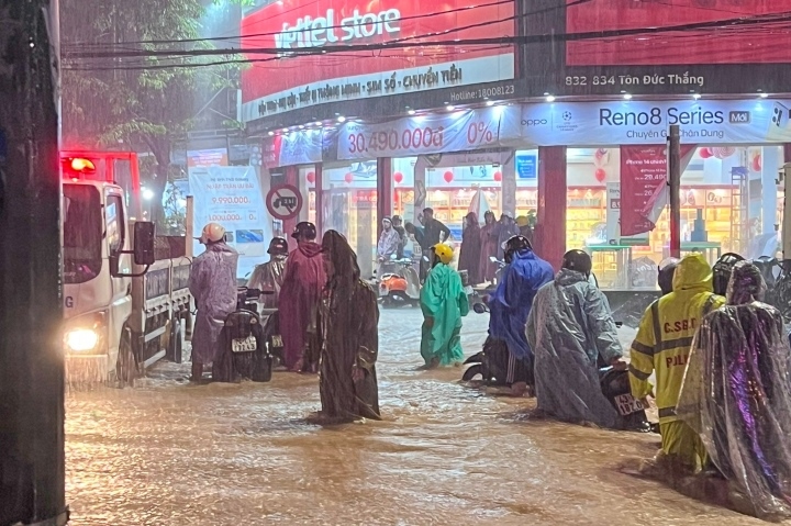 central vietnam inundated after hours of torrential rain picture 14