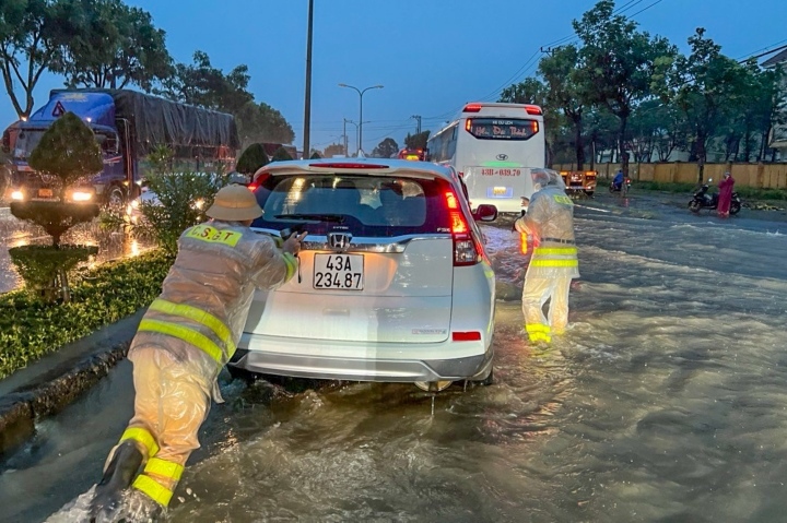 central vietnam inundated after hours of torrential rain picture 13