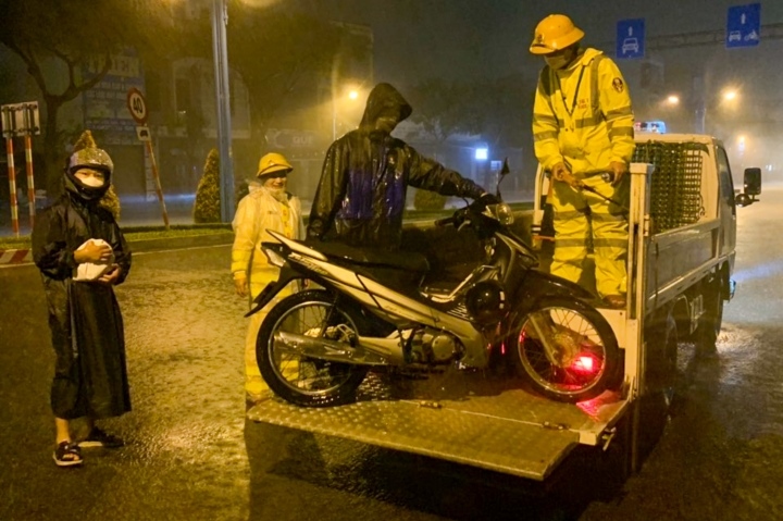 central vietnam inundated after hours of torrential rain picture 15