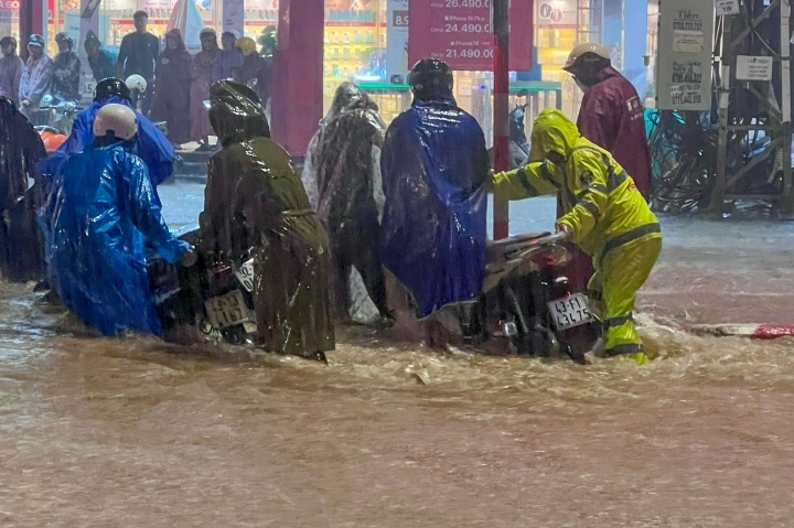 central vietnam inundated after hours of torrential rain picture 16