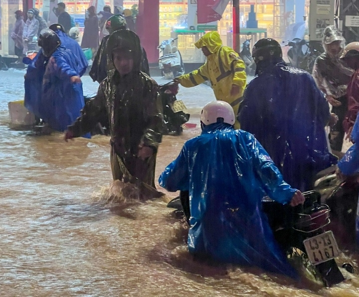 central vietnam inundated after hours of torrential rain picture 17