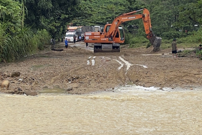 central vietnam inundated after hours of torrential rain picture 21