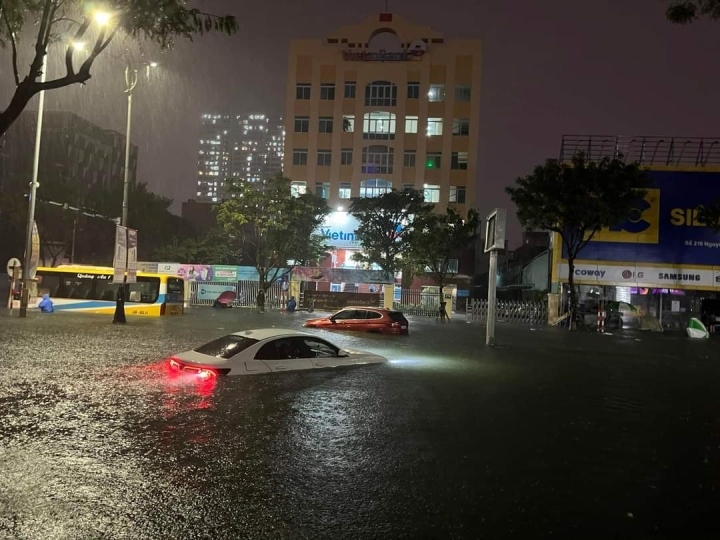 central vietnam inundated after hours of torrential rain picture 1