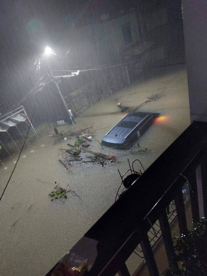central vietnam inundated after hours of torrential rain picture 11