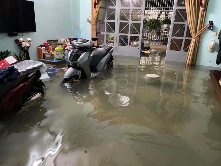 central vietnam inundated after hours of torrential rain picture 3