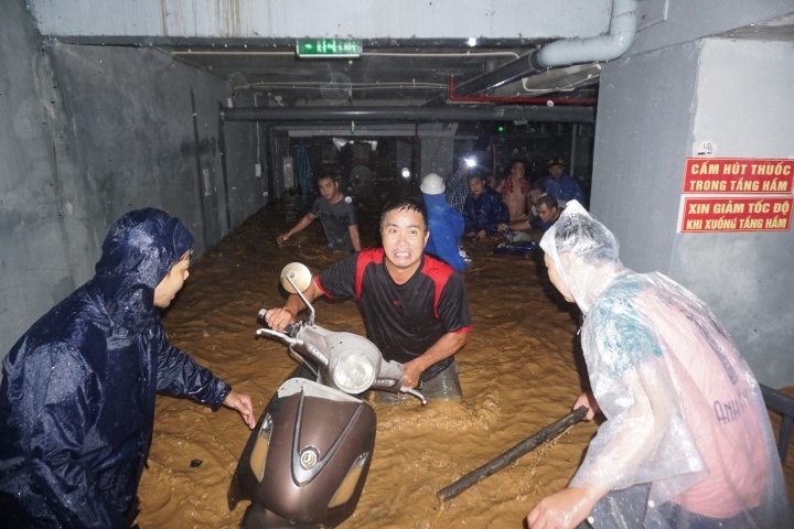 central vietnam inundated after hours of torrential rain picture 9