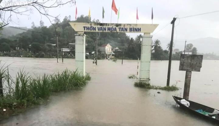 central and southern regions endure flooding and tidal surges picture 1