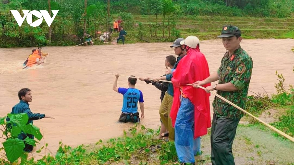 central and southern regions endure flooding and tidal surges picture 7