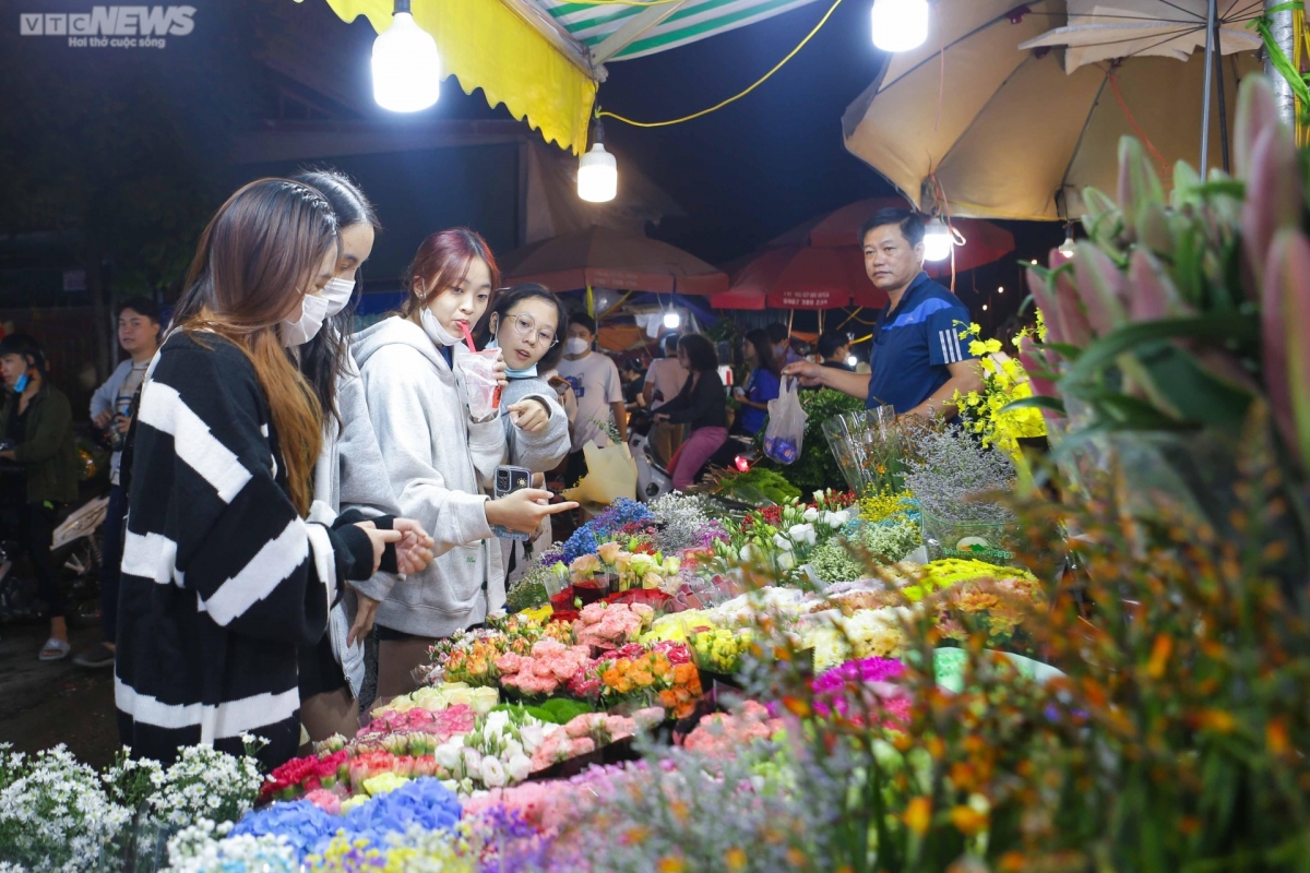 hanoi flower market busy ahead of vietnamese women s day picture 2