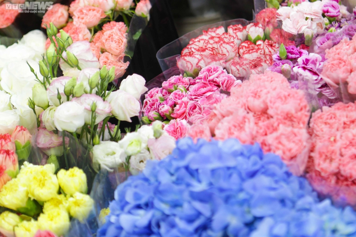 hanoi flower market busy ahead of vietnamese women s day picture 3