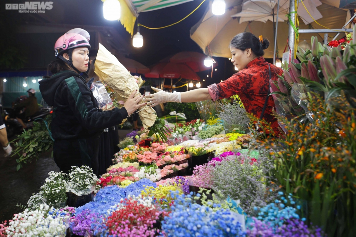 hanoi flower market busy ahead of vietnamese women s day picture 5