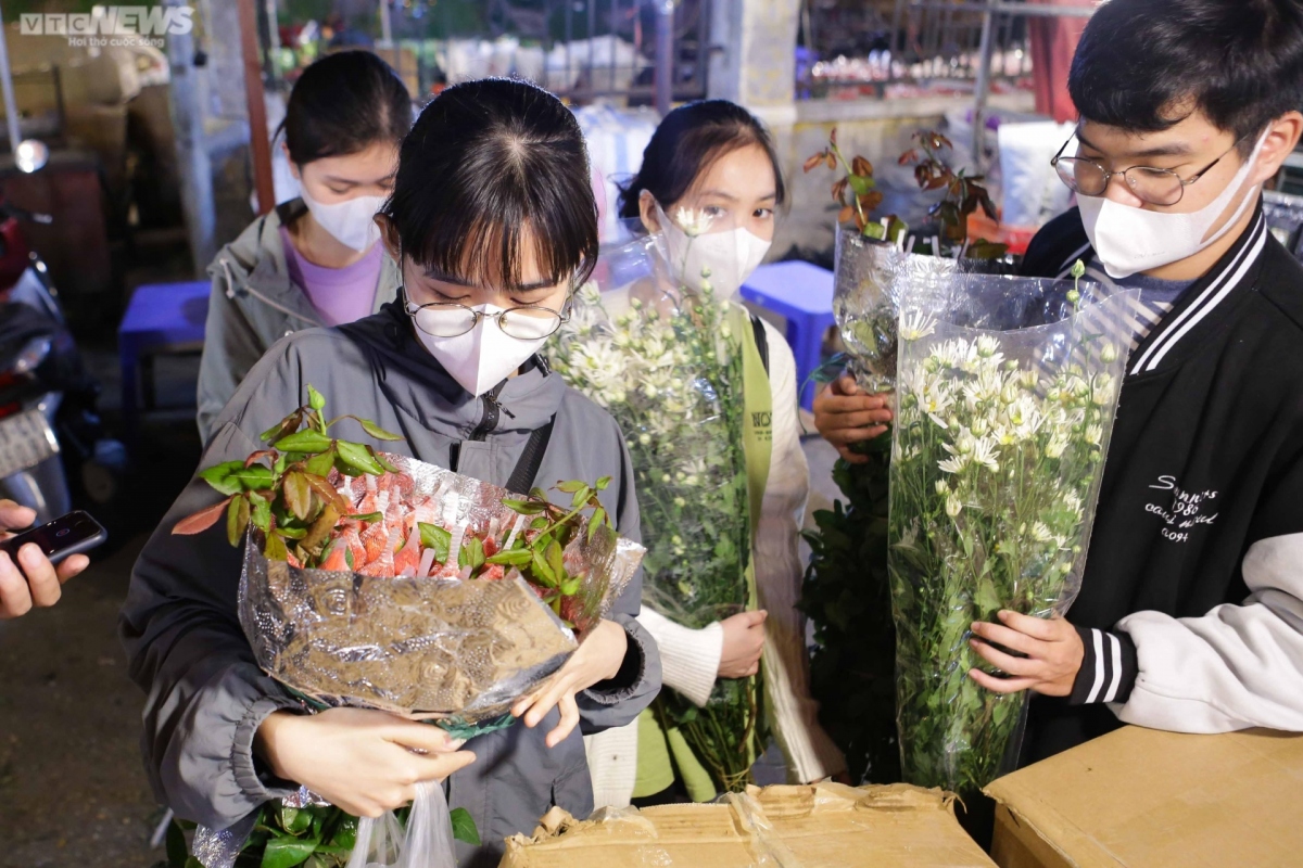 hanoi flower market busy ahead of vietnamese women s day picture 7