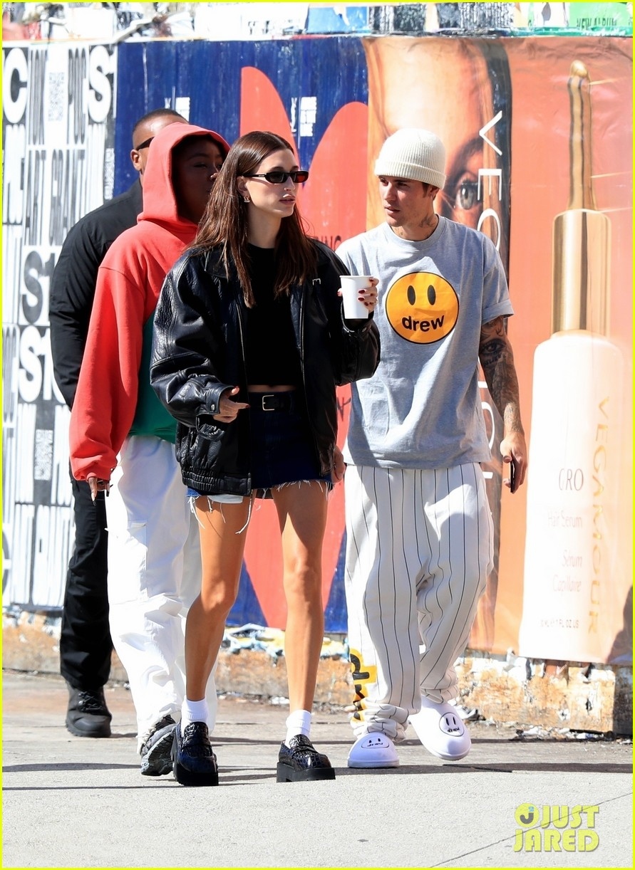 Vợ chồng Justin Bieber - Hailey Baldwin sành điệu đi mua sắm cùng bạn bè - Ảnh 6.